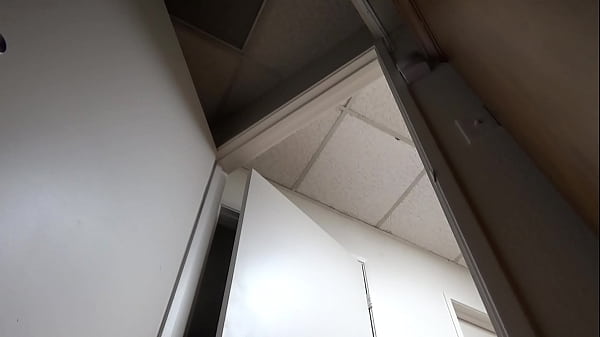 Süßes junges Mädchen tanzt