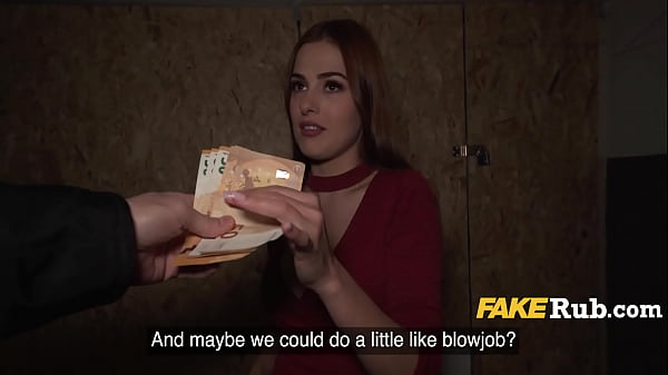 Sexy rothaariger Teenager zeigt sich