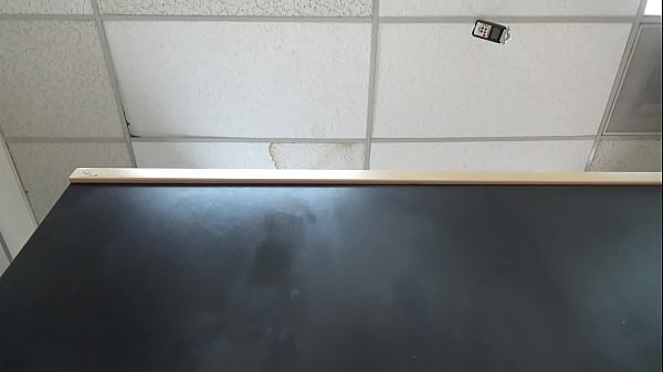 Ragazza teenager impertinente stuzzica con un pompino