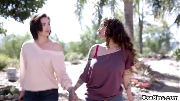 XxxSins.com - ¡Este es sin lugar a dudas uno de los tríos más calientes y sorprendentes que he visto en mi vida! ¡La verdadera revelación fue la actuación de Arabelle Raphael!