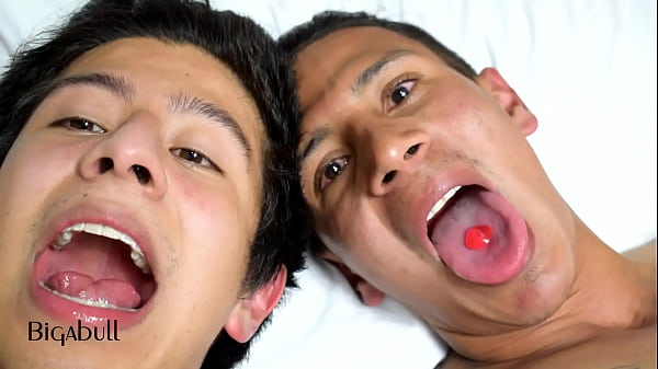 La ragazza sensuale si esibisce