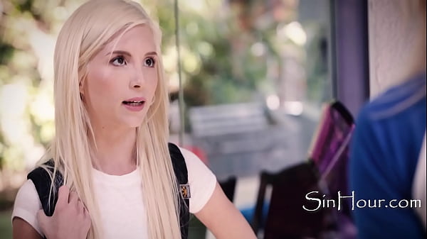 Adolescente viene sedotta da una puttana, il patrigno guarda invece di proteggere la figliastra