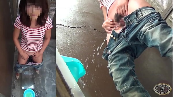 Modelle adolescenti sexy che pisciano