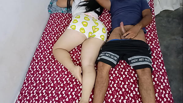 Ich blieb zum Ausruhen im Zimmer meiner Stiefschwester und musste meinen Schwanz in sie stecken. Um Probleme zu vermeiden, musste ich ihn von hinten einführen, sie hätten mich fast erwischt