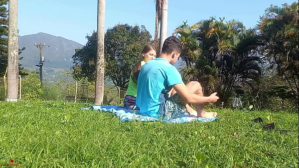 Mi hermanastro me folla muy fuerte al aire libre cuando nuestros padres no están.