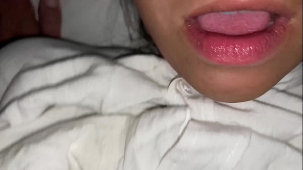 Mangia forte la sua giovane moglie e lei geme molto | COMPLETO SU ROSSO