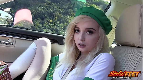 LEXI LORE TIRA LE SUE MUTANDINE ROSA DI LATO COSÌ PUÒ INFILARE IL SUO CAZZO DENTRO