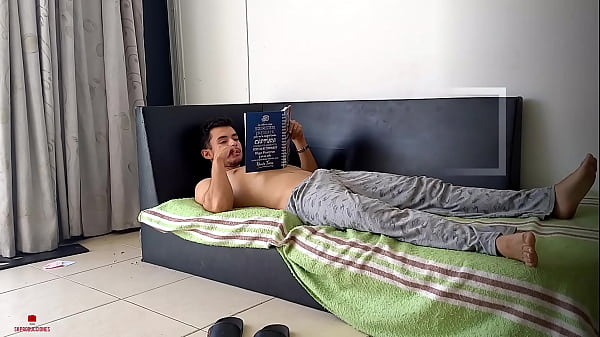 Adolescente apaixonado e quente se diverte - adolescente