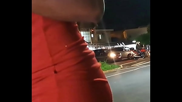 Encontrei na rua, estava fazendo show, levei gostoso para casa enquanto minha madrasta trabalha em casa, eu fodo com ela