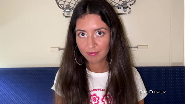 Public J'ai ramassé une belle à la gare et je l'ai baisée dans le train, avec une fin inattendue