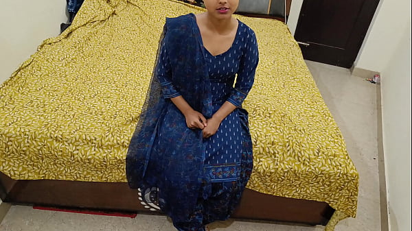 Garota da vila alimentou pizza, fodeu a boca e a buceta com uma voz clara em hindi