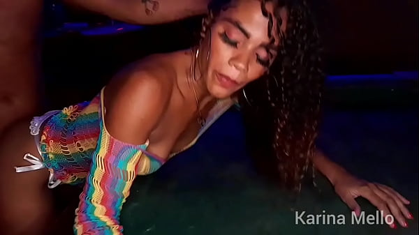 La sexy teenager latina si diverte