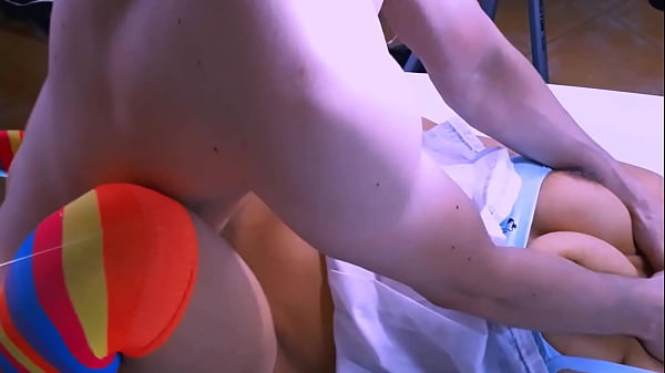 La madrastra de su amiga lo sorprendi&oacute_ masturb&aacute_ndose en su apartamento y decidi&oacute_ ayudarlo a terminar lo que hab&iacute_a empezado.