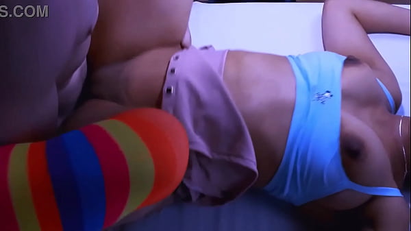 La figliastra si lamentava costantemente del dolore quando cercavano di fare sesso, ma lui sapeva che era perché era così stretta che aveva bisogno di tempo per abituarsi.