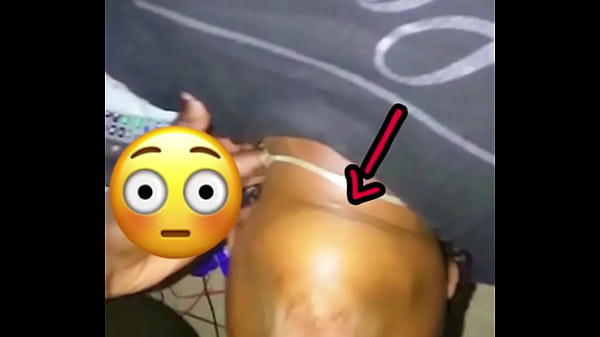 观看有吸引力的青少年青少年视频