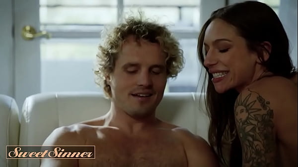 Sensual Babe April Olsen geme de prazer enquanto seu homem adora sua buceta no sofá - Sweet Sinner