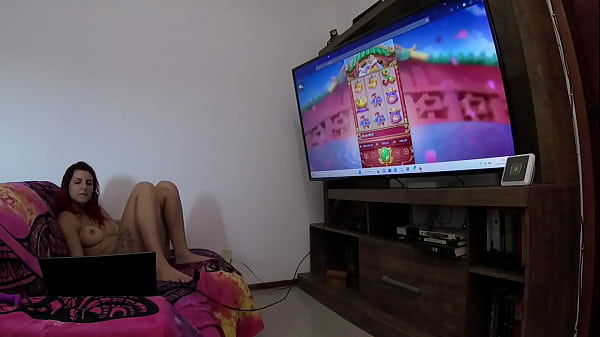 Sexy Mädchen masturbieren mit den Beinen