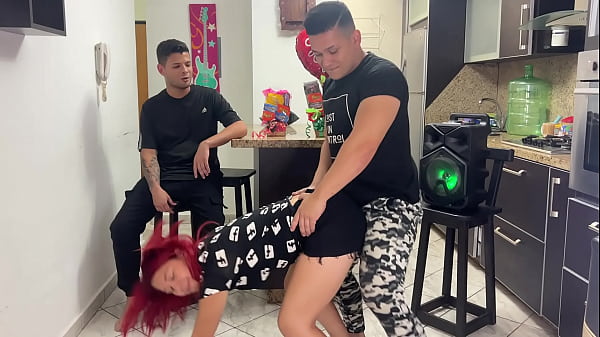 El Mejor Amigo De Mi Novia Baila Con Ella De Forma Muy Pervertida Frotando Su Polla En Su Culo Y Mi Novia Parece Disfrutar No Respeta Que Estoy Delante