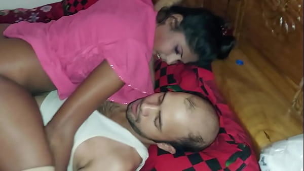 Manik Mia et Mst Sumona - Une jolie petite amie veut baiser tôt à la maison en couple