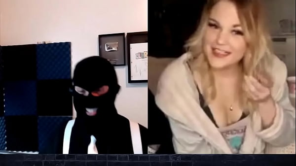 Cô gái tuổi teen vui tươi tạo dáng trong cam_porn