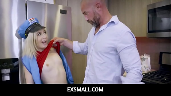 ExSmall - Piccola postina bionda adolescente scopata da un cliente con un grosso cazzo - Minxx Marley