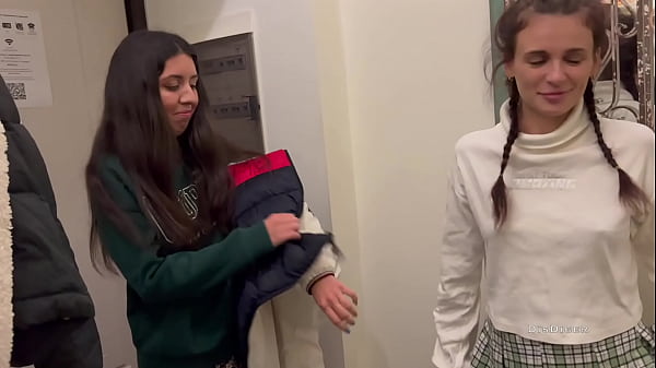 Habe mit einer Freundin zwei Schönheiten abgeholt und sie hart gefickt. Version 1