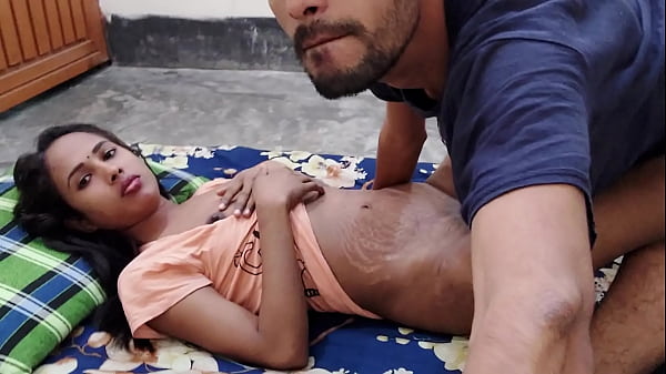 La bella ragazza teenager si diverte con un pompino