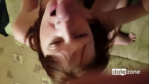 Schöner Teenager zeigt seinen Arsch