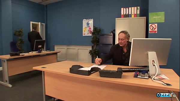 Gruppensex im Büro mit drei geilen Kerlen und einer analliebenden Brünetten