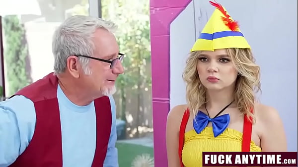 Heißer, atemberaubender Teenager tritt auf - Teenager