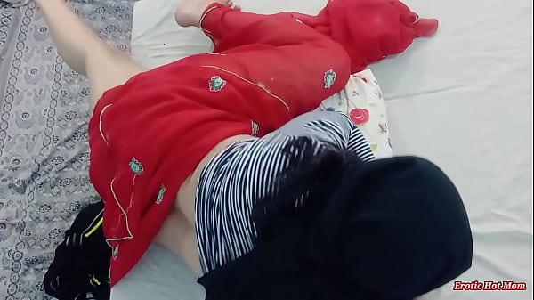 Durch die Überwachungskamera kam die Wahrheit über meine Stiefschwester ans Licht und sie wurde beim Sex im Hijab mit meiner Freundin erwischt