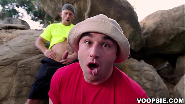 Ahi! Roman Todd viene morso da un serpente mentre fa pipì nel cespuglio! Ha bisogno di far uscire il veleno dal suo membro il prima possibile e chiede al suo amico Michael Boston di succhiarlo!