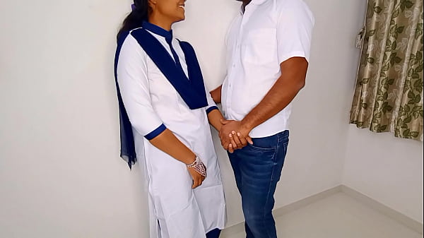 Bắt Komal ở lại phòng học và quan hệ tình dục