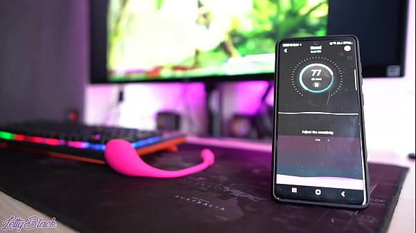 Hãy chơi các trò chơi cho đến khi đạt cực khoái - Letsplayer cums nóng từ máy rung