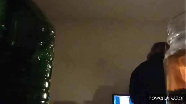 Sexy Teenie mit großen Titten gibt an