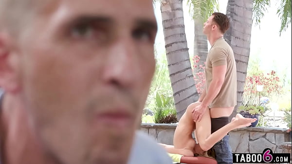 Attraktives jugendliches jugendlich Mädchen