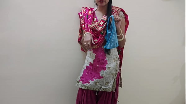 Desi fratellastro e sorellastra fanno sesso reale Didi ha accarezzato il piccolo cazzo e poi si è fatto leccare la figa in audio hindi