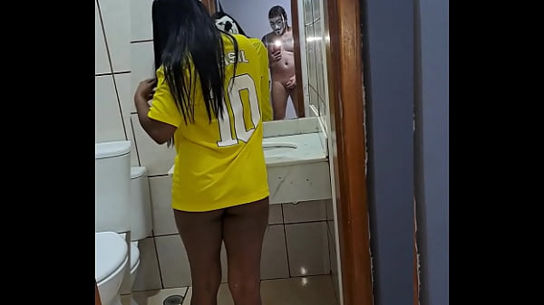 I SPREMENTANO LA POLLA DEL CASADO CUANDO LA ESPOSA DE DELI SE FUE A VER EL MUNDO LE DÉ EL CULO