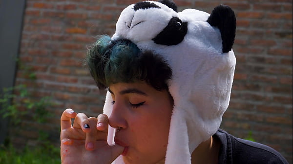 Wunderschönes junges Mädchen zeigt sich