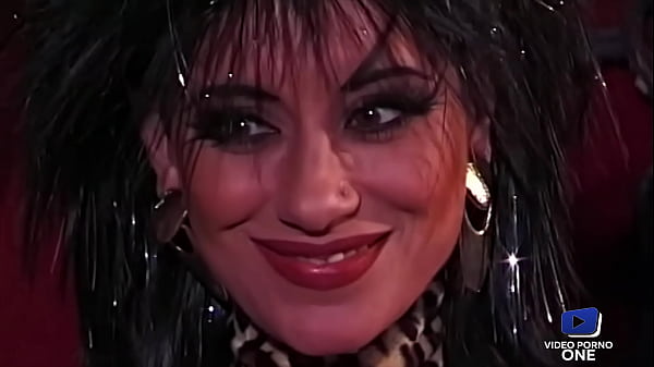 Elodie Cherie, fucked with a condom in the time of the Gauls