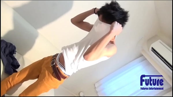 ¡Un fresco joven de 18 años con ojos grandes y redondos reacciona con sensibilidad ante su primer hombre!