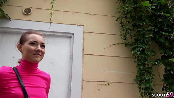 SCOUT ALEMÁN - La pequeña adolescente PAWG Sandra Zee es recogida y follada en un casting callejero