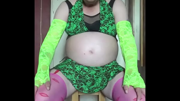 crossdresser bissexual adoraria nada mais do que uma garganta profunda de um pau de verdade depois que ele saiu de sua bunda mais de uma vez