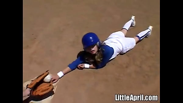 Die kleine April reibt sich nach dem Baseball die Muschi