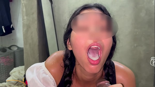 Hermosa adolescente posa sexy