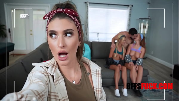 Chica joven caliente se divierte