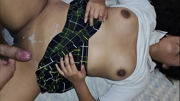 Kleine Schlampe lutscht Schwänze und fickt nach der Schule