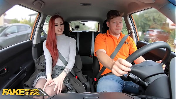 Una bella adolescente attraente si diverte - sexy