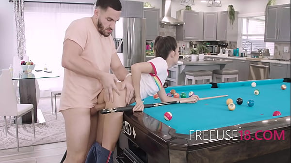 Teen gratuit utilisé sur une table de billard - Freya Von Doom