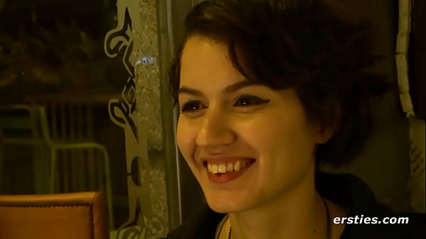 Ersties: Esta linda y pequeña morena adora la esclavitud con cuerdas y la masturbación